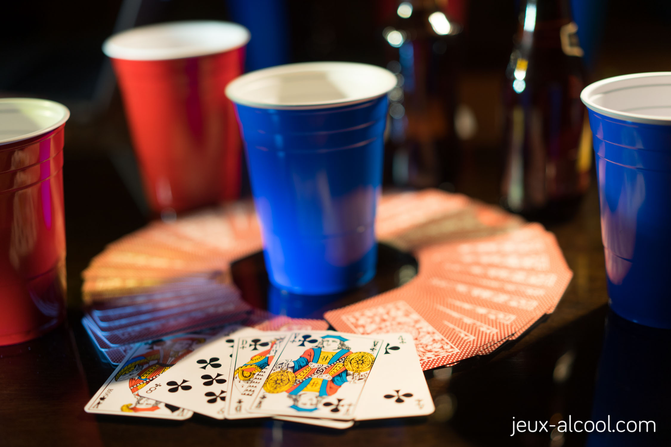 Jeux de cartes: jeux d'alcool pour commencer une soirée
